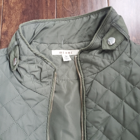 Green vest size medium women's by mini brand, gold details - Picture 4 of 5